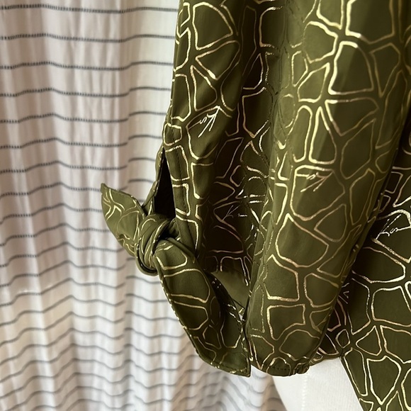 NWT MICHAEL Michael Kors Women’s Giraffe Print Tie Sleeve Top Green Gold Large - Picture 3 of 7